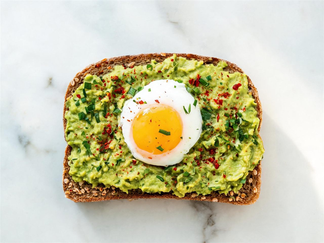 Avocado toast met gepocheerd ei