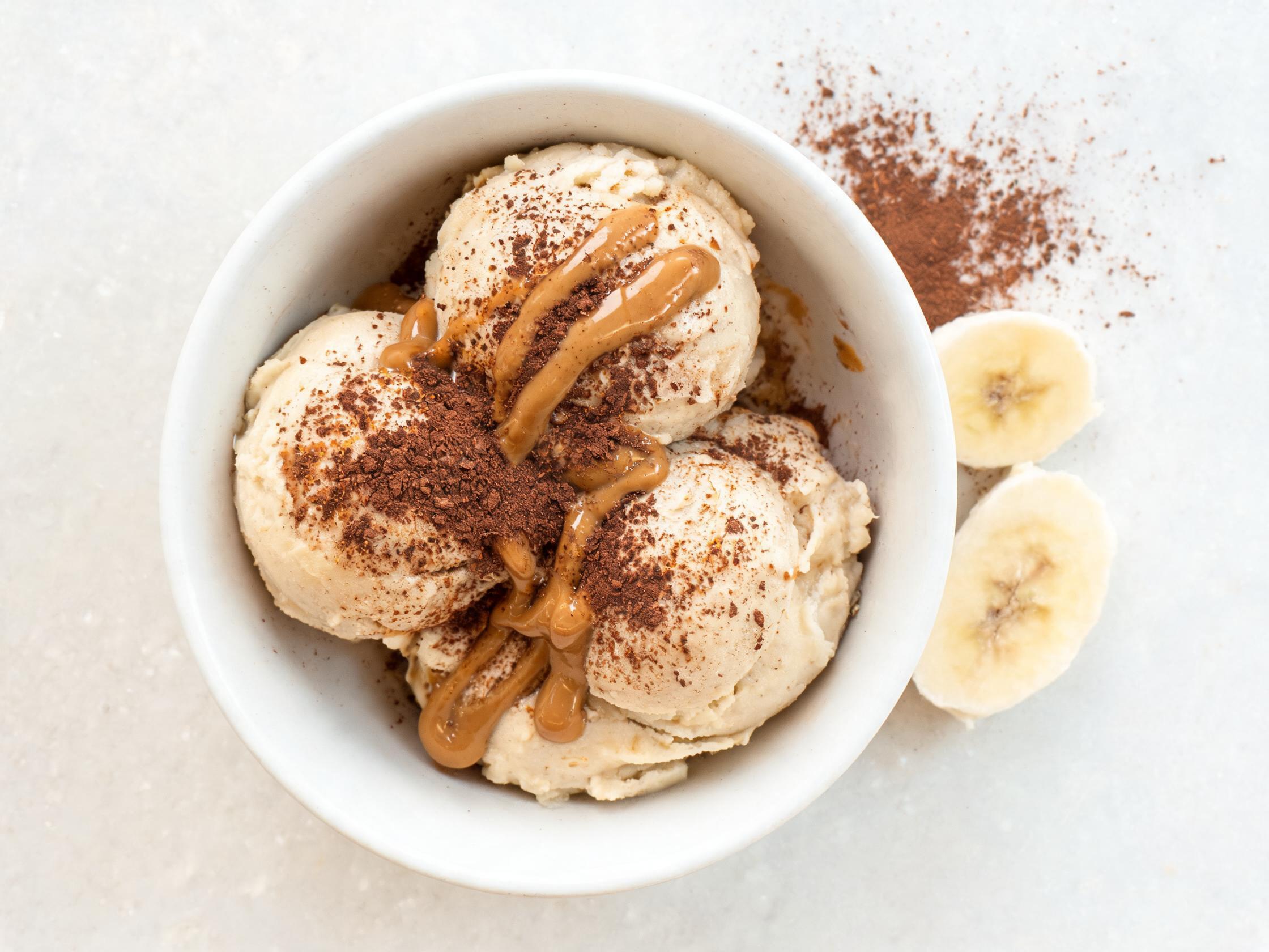 Bananen ‘nicecream’ met cacao en pindakaas