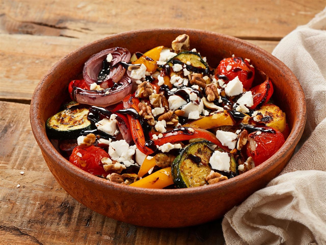 Geroosterde groente-salade met feta en walnoten